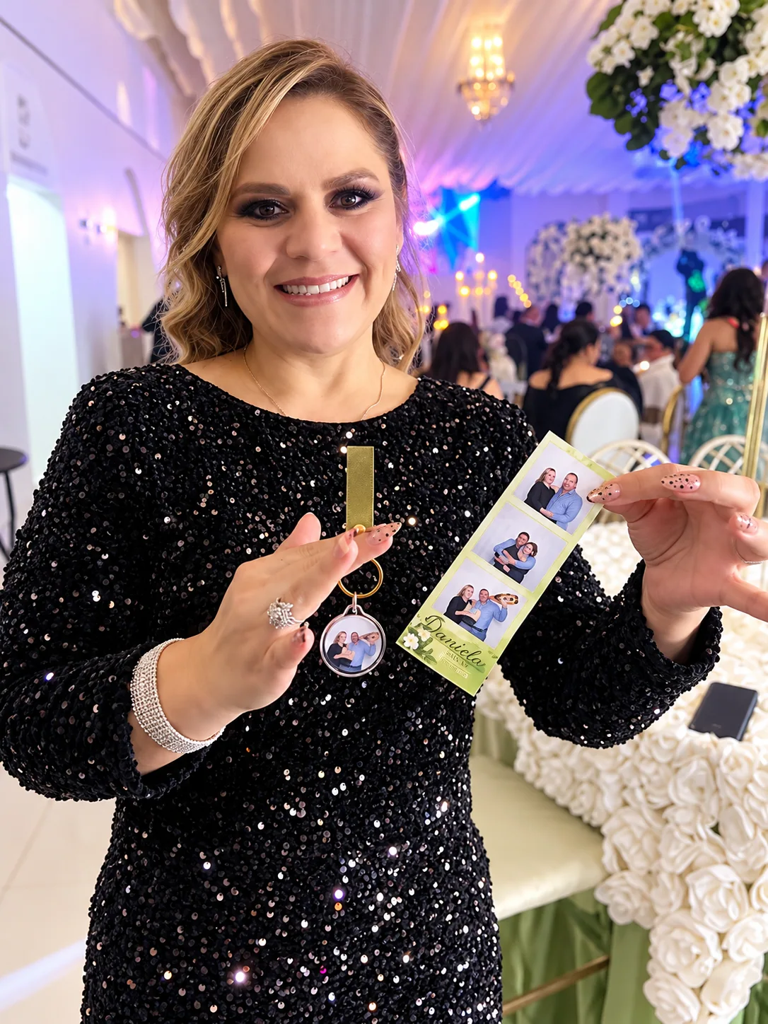 Invitada mostrando su tira de fotos y llavero